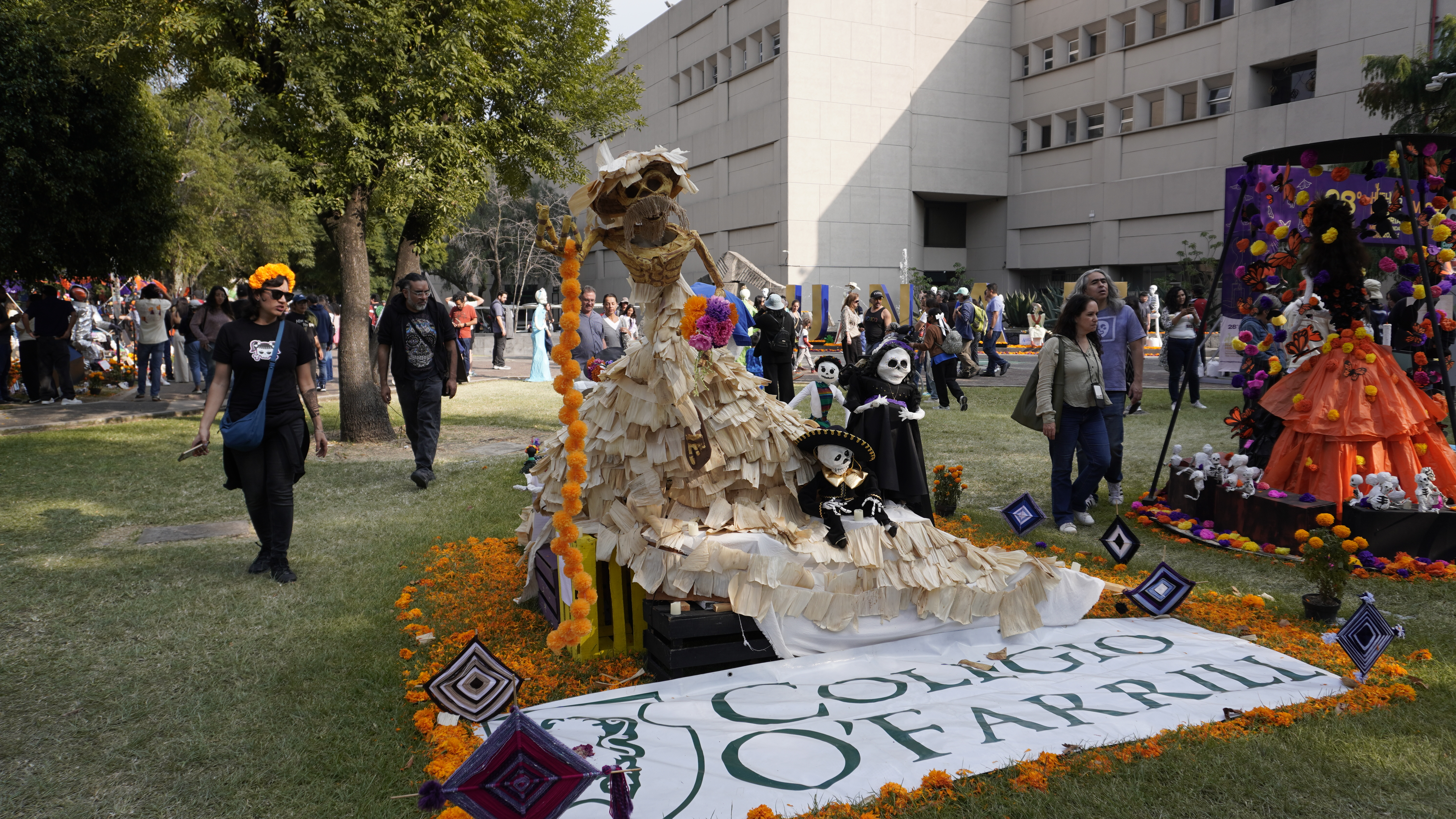 Megaofrenda: Festival de Día de Muertos